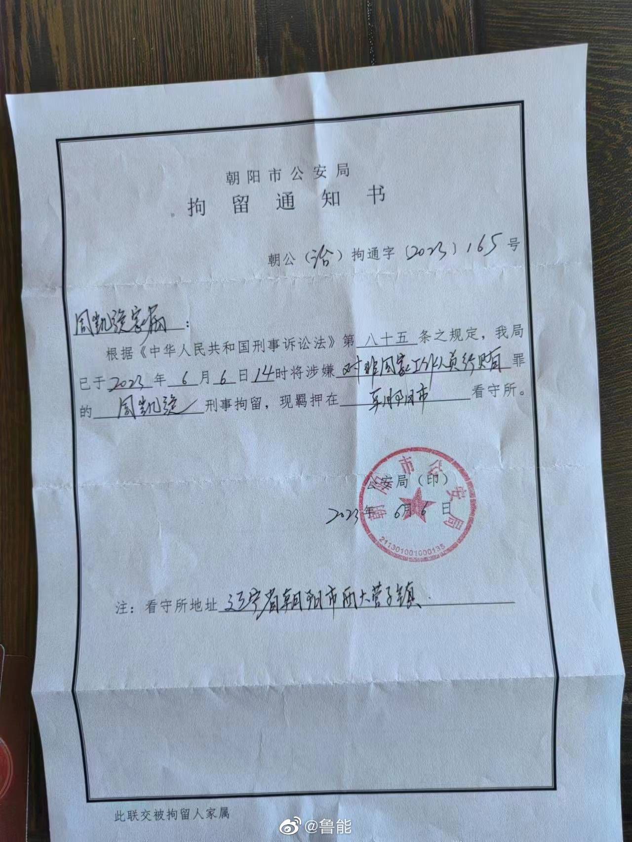 当时请来了鼓手，在此热闹地敲打。